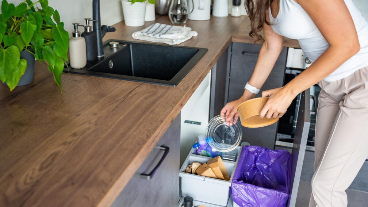 Le côté pratique de la poubelle encastrable pour le tri sélectif dans votre cuisine