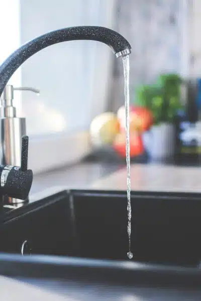 Pourquoi faire installer un adoucisseur d’eau chez soi ?